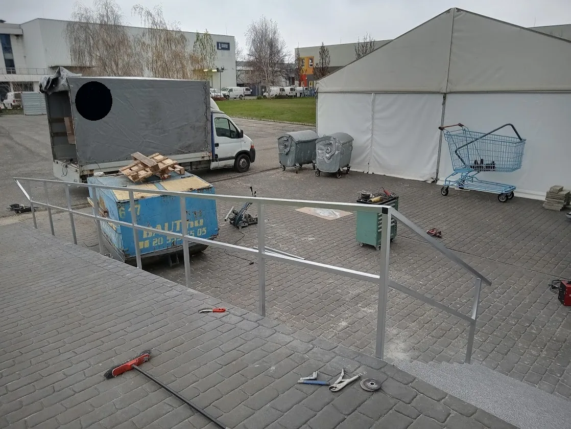 Rakodó rámpa és korlát